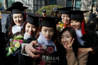 이화여대 졸업생들 추억 만들기 셀카 [포토]