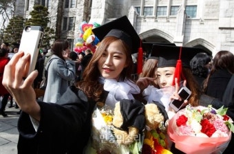 이화여대 졸업생들 셀카 기념촬영은 필수 [포토]
