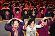 사랑으로 가득한 할머니 신입생들 [포토]