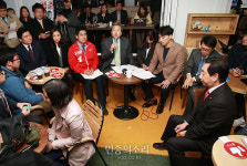 신림동 고시촌에서 학생들과 대화하는 김무성[포토]
