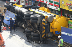 신촌 도로 지반 침하, 차량도 속수무책[포토]
