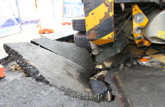 신촌 현대백화점 앞 ‘씽크홀’… 차량 사고 발생