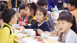 ‘뿔난’ 진주 엄마들, ‘가마솥 무상급식’...“학생 1인당 7만원 부담”