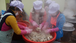 [현장] 무상급식 중단 첫날, 진주 엄마들 직접 밥 해먹여