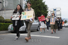 대안학교 학생들 “도지사님, 무상급식 돌려주세요”