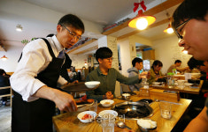 식당 알바하며 고시생 만난 관악을 이상규 후보[포토]
