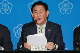 최경환, ‘미국방문’ 이유로 대정부질문 불참…야당, 국회의장 항의방문