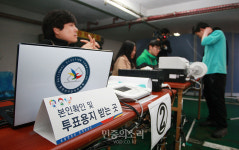 유권자 신원 확인하는 사전투표소[포토]