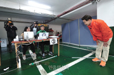 선거 관계자들에게 인사하는 정동영[포토]