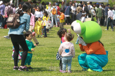 개구리 인형과 함께 하는 어린이들[포토]