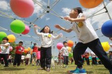 마포 난지천공원에서 신난 아이들[포토]