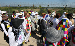 위민크로스DMZ, 경의선 육로로 입경...남북, 서로 평화 가능