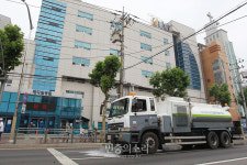 봉쇄된 메디힐병원 주변 방역 들어간 양천구[포토]