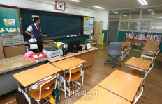 메르스 감염 방지 교실 소독하는 초등학교[포토]