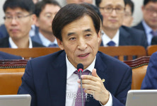 국회 출석한 한국은행 총재[포토]