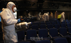 메르스 소독하는 대학로 소극장[포토]