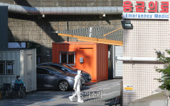 메르스 보호장구 착용한 강동경희대병원 의료진[포토]