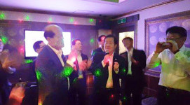 홍준표 지사, 사발 폭탄주에 노래방 음주가무 논란