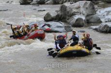 인제 내리천 래프팅의 즐기는 관광객들[포토]