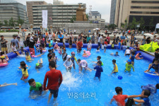 광화문 세종문화회관 앞 어린이 수영장 설치[포토]