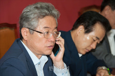 전화하는 이철우 의원[포토]