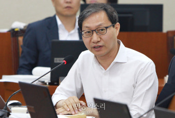 정진엽 후보자에게 질의하는 김성주 의원[포토]