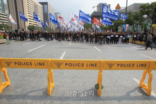 세종문화회관 앞 세종로 점거 집회하는 민주노총[포토]