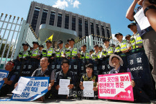 청사 출입 막힌 민주노총[포토]