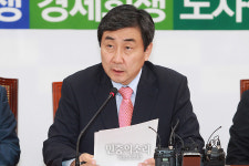국정감사 준비 확인하는 이종걸 원내대표[포토]