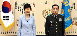 이순진 박근혜, 나라히 서있는 모습이...