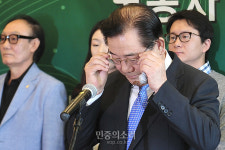 안경 고쳐쓰는 박준영 전 전남도지사[포토]