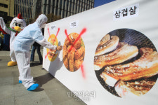 동물단체 회원 육식 자체 촉구 퍼포먼스[포토]