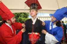 마마 편안하신지요, 순종 어깨 안마 중[포토]