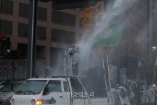 방송차량에 물대포 쏘는 경찰[포토]