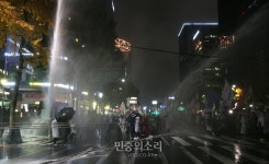 종로 하늘을 뒤덮은 물대포[포토]