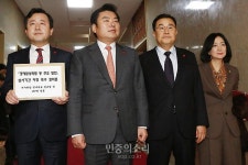 쟁점법안 직권상정 결의문 들고 국회의장 찾은 새누리당[포토]