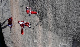 암벽 오르고 내리는 산타들[포토]