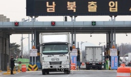 개성공단에서 내려오는 차량과 출경하는 차량[포토]