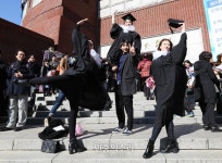 중앙대학교 예술대학 학위수여식 기념촬영은 이렇게[포토]