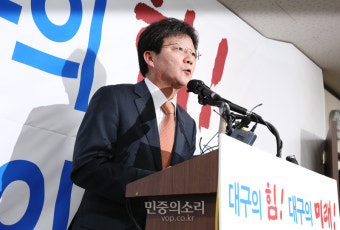 공식적으로 새누리당 탈당 무소속 출마 선언하는 유승민[포토]