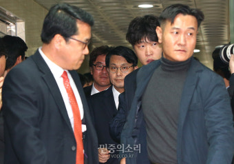 대선주자급 호위 받으며 나타난 윤상현[포토]
