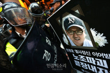 경찰에 가로막힌 한광호 노동자의 영정[포토]