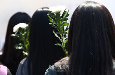 이화여대 근조 국화 든 학생들[포토]