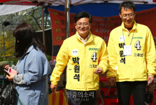 아파트 알뜰장터 찾은 정의당 박원석 후보[포토]