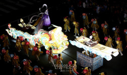 구름 타고 종로에 나타난 선녀[포토]