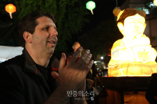 연등 행렬에 즐거운 리퍼트 주한미국대사[포토]