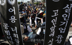 횡단보도 앞에서 가로막힌 유성기업 노조원[포토]