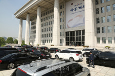 20대 국회 개원은 북적이는 의원들 차량[포토]
