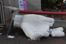 홍익대 일베 상징 조형물, 결국 파손된 상태로 발견