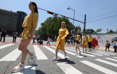 서울시 이색 패션쇼 횡단보도에서[포토]